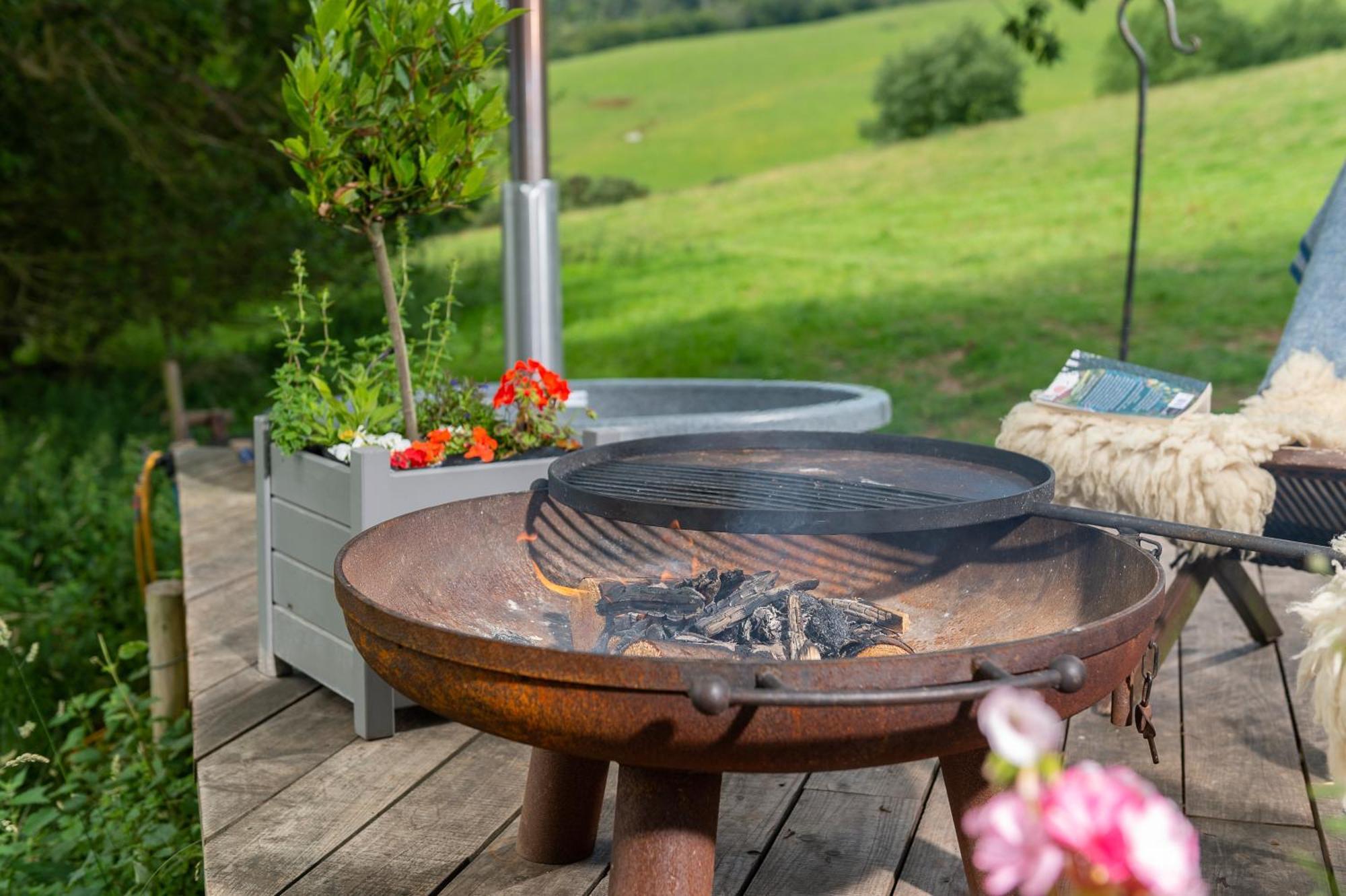 Tilbury Shepherd Huts With Hot Tubs Plus Holiday Cottages West Bagborough Экстерьер фото